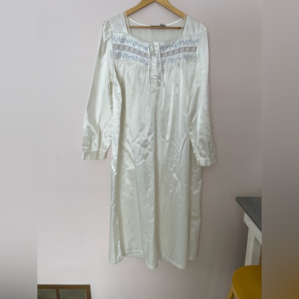 Vintage passport night gown size large​